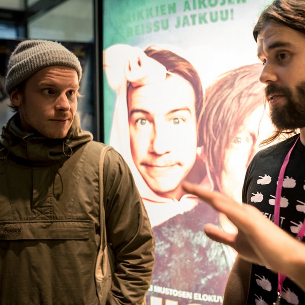 Partainen mies infotiskiltä. Kuva: Antti Pitkäjärvi