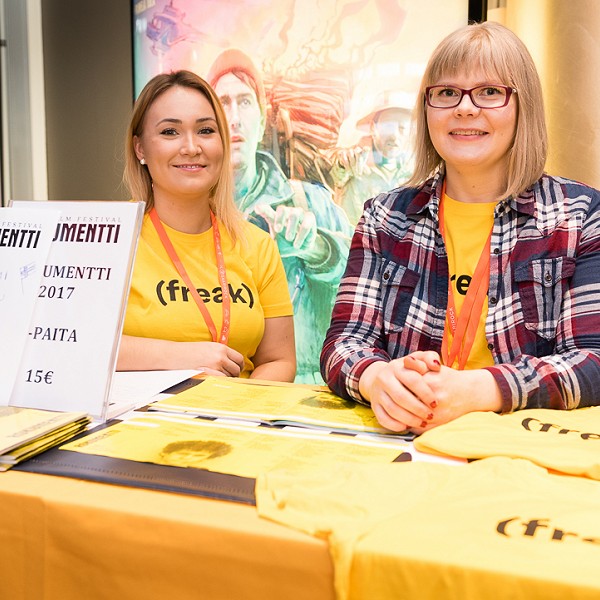 Rokumentin infotiski torstai-iltana. Kuva: Markus Korpi-Hallila