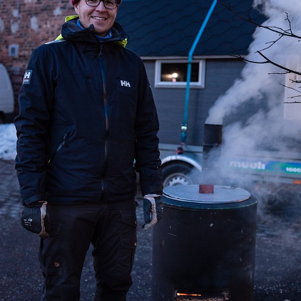 Lauri lämmittelee kylpyvettä. Kuva: Markus Korpi-Hallila