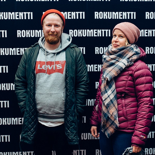 Sunnuntain kävijöitä Rokumenttiseinällä. Kuva: Antti Pitkäjärvi