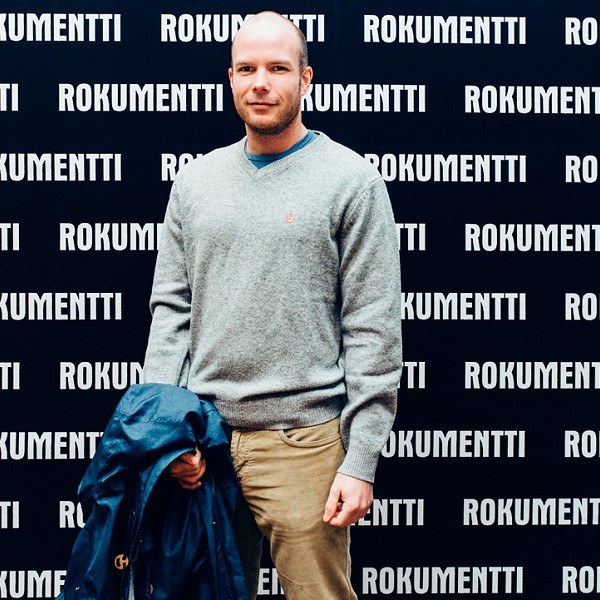 Sunnuntain kävijöitä Rokumenttiseinällä. Kuva: Antti Pitkäjärvi