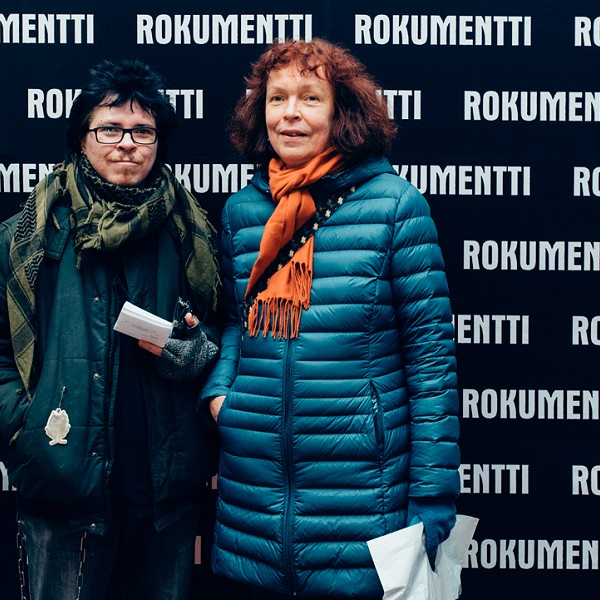 Sunnuntain kävijöitä Rokumenttiseinällä. Kuva: Antti Pitkäjärvi