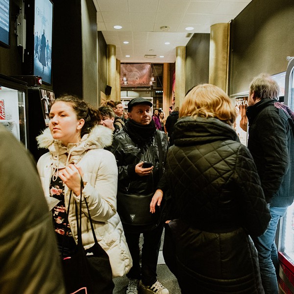 Kuhinaa aulassa. Kuva: Antti Pitkäjärvi