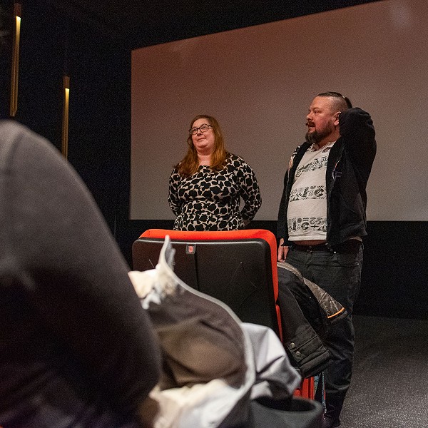 Out dokumentin loppukeskustelussa Tommi Paalanen ja Tiina Vilponen. Kuva: Antti Pitkäjärvi