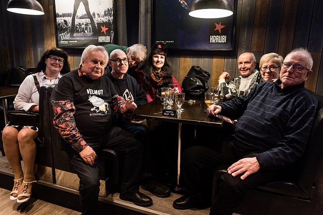 Matti, Seppo, Hannu, Katja, Kalevi, Jaana ja Ahti Mummodiskon jälkipeleissä.
