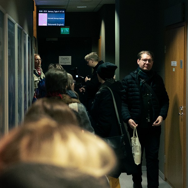 Loppuunmyytynäytös alkamassa nelossalissa